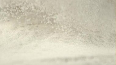 Süper yavaş çekim unu eleğe dökülüyor. 1000 fps hızla yüksek hızlı bir kamerayla çekildi..