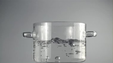 Tavadaki süper yavaş çekim suyu hava kabarcıklarıyla kaynıyor. 1000 fps hızla yüksek hızlı bir kamerayla çekildi..