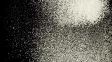 Süper yavaş çekim unu dökülüyor. 1000 fps hızla yüksek hızlı bir kamerayla çekildi..