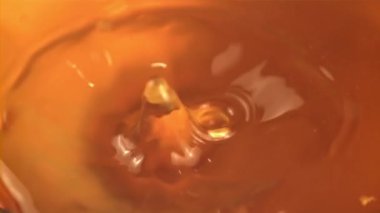 Süper yavaş çekim damlaları taze sıkılmış elma suyuna spreylerle düşer. Yüksek hızlı kamera ile 1000 fps hızla çekilir..