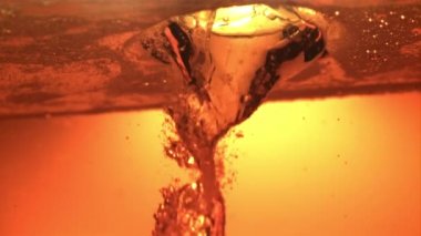 Süper yavaş çekimde jet birası hava kabarcıklarıyla doluyor. 1000 fps hızla yüksek hızlı kamerayla çekiliyor..