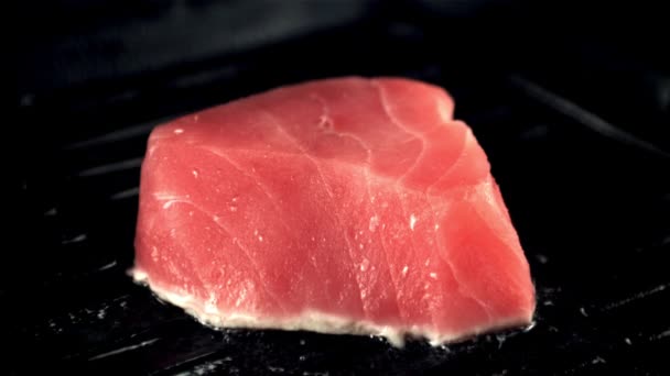 Super slow motion tonijn steak wordt gebakken in een grill pan met spatten olie. Gefilmd op een hoge snelheidscamera met 1000 fps. — Stockvideo