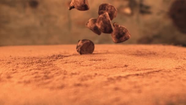 Super slow motion pile de truffes tombe sur la table avec du cacao. Filmé par une caméra à grande vitesse à 1000 ips. — Video