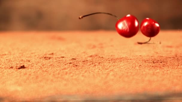 Süper yavaş çekimde taze kiraz kakaoyla masaya düşer. 1000 fps hızla yüksek hızlı bir kamerayla çekildi.. — Stok video