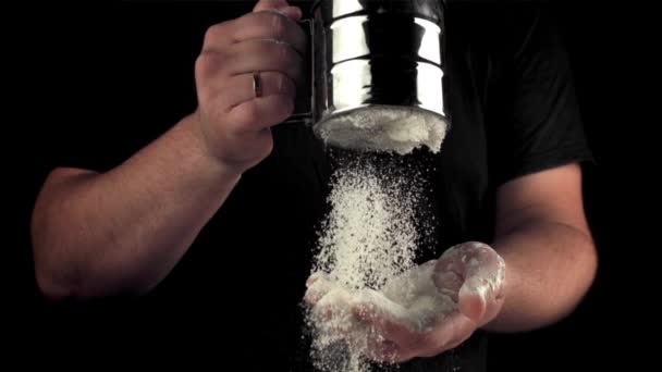 超スローモーションメンズ手はクッキーを作るために小麦粉をふるいます.1000 fpsで高速カメラで撮影. — ストック動画