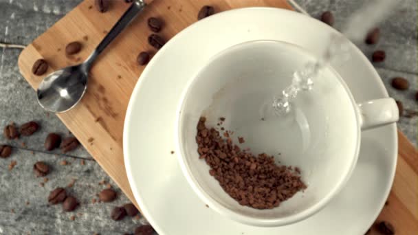 Movimento super lento em uma caneca com café instantâneo derrama água. Filmado em uma câmera de alta velocidade a 1000 fps. — Vídeo de Stock