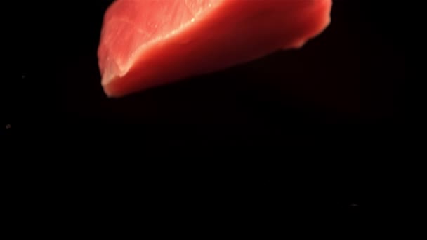 Super powolny ruch surowy kawałek tuńczyka spada na stół z plamami wody.Nakręcony na szybkim aparacie z prędkością 1000 fps. — Wideo stockowe