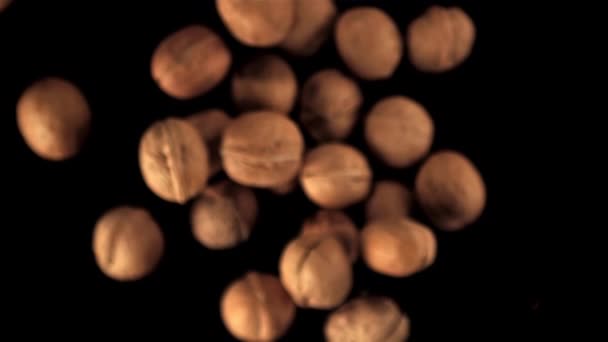 Super slow motion heerlijke walnoten opstaan. Gefilmd op een hoge snelheidscamera met 1000 fps. — Stockvideo