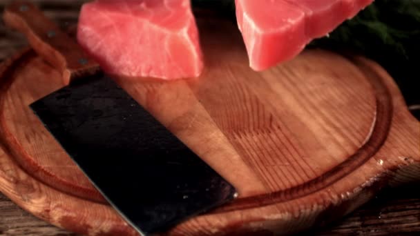 Super lambat bergerak steak tuna mentah tetes memotong papan dengan percikan air. Difilmkan pada kamera berkecepatan tinggi di 1000 fps. — Stok Video