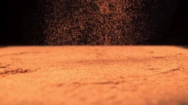 Süper ağır çekimde kakao tozu masaya dökülüyor. 1000 fps hızla yüksek hızlı bir kamerayla çekildi..