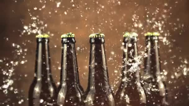 Superzeitlupe gläserne Bierflaschen mit Wasserspritzern. Gefilmt mit einer Hochgeschwindigkeitskamera bei 1000 fps. — Stockvideo