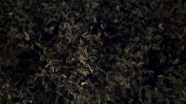 Süper yavaş çekimde kuru çay yükselir ve düşer. 1000 fps hızla yüksek hızlı bir kamerayla çekilir..