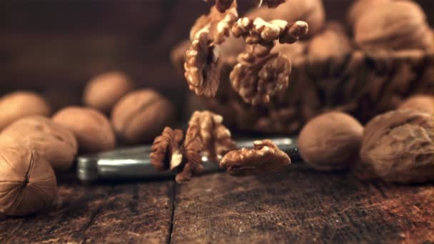 Super zpomalený loupaný vlašský ořech padá na stůl. Natočeno na vysokorychlostní kameře rychlostí 1000 snímků za sekundu. — Stock video