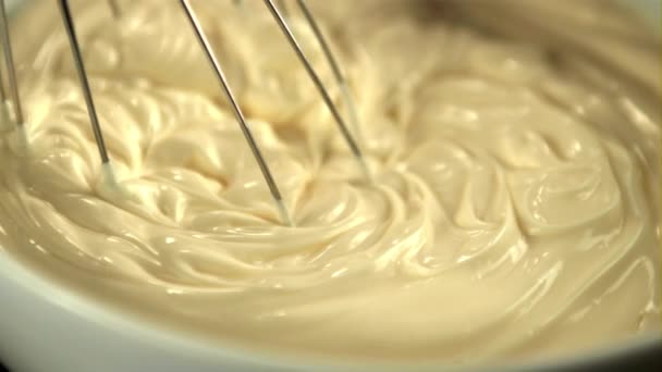 Super slow motion zelfgemaakte mayonaise geroerd met een garde in de bowl.Gefilmd op een high-speed camera op 1000 fps. — Stockvideo