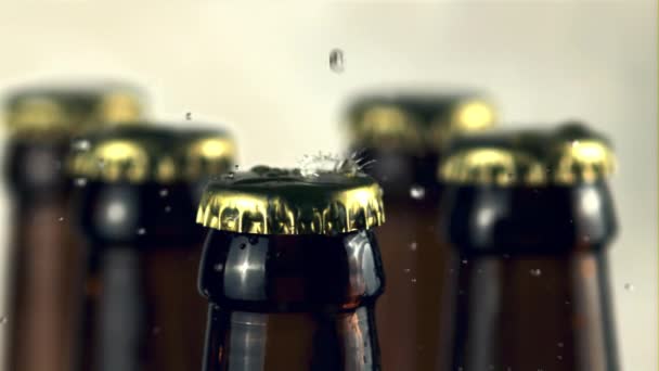 Super slow motion sur le couvercle d'une bouteille de bière en verre gouttes d'eau.Filmé par une caméra à grande vitesse à 1000 ips. — Video