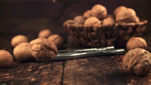 Super slow motion valt er veel walnoten op tafel. Gefilmd op een hoge snelheidscamera met 1000 fps. — Stockvideo