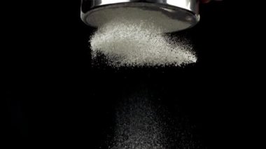 Süper yavaş çekim unu, mis kokulu hamur işleri yapmak için eleğe dökülür. 1000 fps hızla yüksek hızlı bir kamerayla çekildi..