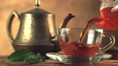 Bardaktaki süper yavaş çekim siyah çay doldurur. 1000 fps hızla yüksek hızlı bir kamerayla çekildi..