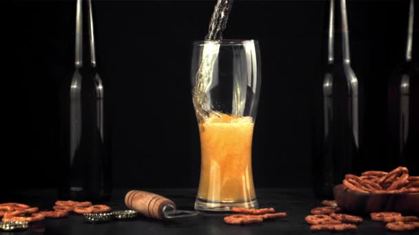 Super ralenti dans le verre verse de la bière fraîche avec des bulles d'air. Filmé par une caméra haute vitesse à 1000 ips. — Video