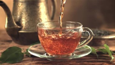 Süper yavaş çekim yapan bir çay jeti bir fincan hava kabarcığına dökülüyor. 1000 fps hızla yüksek hızlı bir kamerayla çekildi..