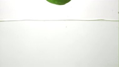 Süper yavaş çekimde sulu elma suya su sıçramasıyla düşer. 1000 fps hızla yüksek hızlı bir kamerayla çekildi..