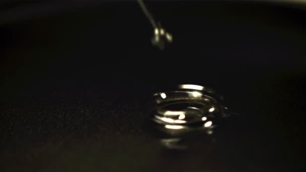 Olio super slow motion con spruzzi versati nella padella. Girato su una telecamera ad alta velocità a 1000 fps. — Video Stock