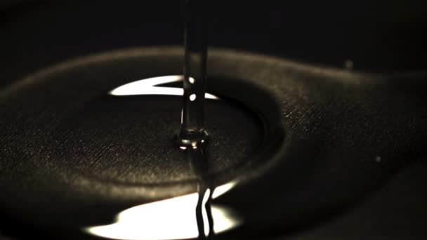 Szuper lassított felvételű olaj ömlik a serpenyőbe a sütéshez. 1000 fps-en filmezve. — Stock videók
