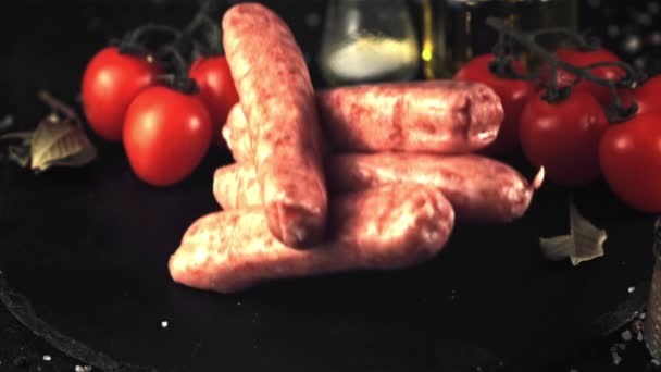 Superzeitlupe auf einem Steinbrett fallen rohe Wurst. Gefilmt mit einer Hochgeschwindigkeitskamera bei 1000 fps. — Stockvideo