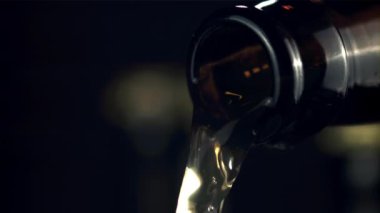 Şişeden çıkan süper yavaş çekim bira doldurur. 1000 fps hızla yüksek hızlı bir kamerayla çekildi..