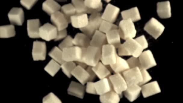 Super kostki cukru w zwolnionym tempie podnoszą się i upadają. Nagrywane na szybkiej kamerze z prędkością 1000 fps. — Wideo stockowe