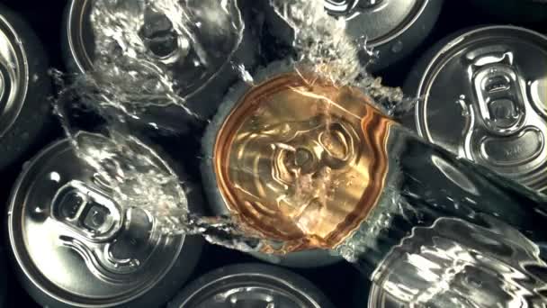 Супер повільний рух пива в баночках падає вода. . — стокове відео