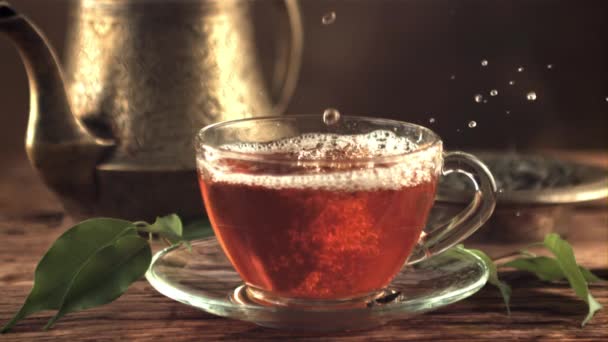 超慢的运动在一杯红茶滴下水滴与喷雾。用1000 fps的高速相机拍摄. — 图库视频影像