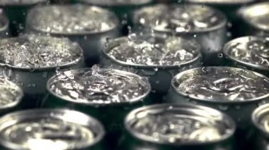 Bira damlaları ve spreyli konserveler üzerinde süper yavaş çekim. 1000 fps hızla yüksek hızlı bir kamerayla çekildi..