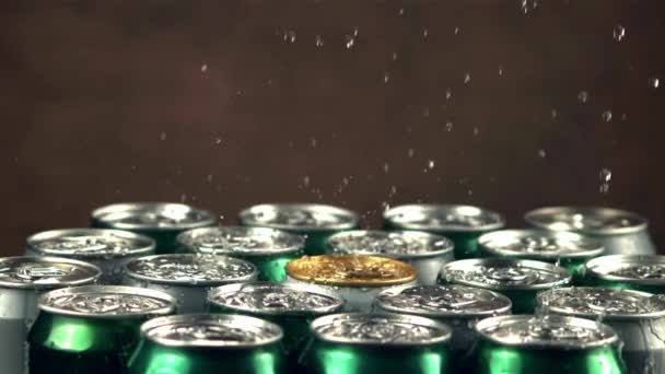 Gotas de agua de cámara súper lenta caen sobre latas con cerveza. Filmado en una cámara de alta velocidad a 1000 fps. — Vídeo de stock