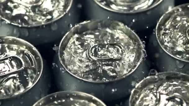 Movimento super lento em latas com gotas de cerveja gota de água com spray. Filmado em uma câmera de alta velocidade a 1000 fps. — Vídeo de Stock