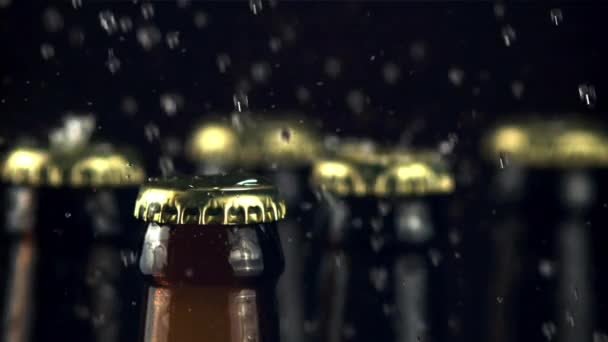 Super cámara lenta en botellas de cerveza cerradas gotas de agua. Filmado en una cámara de alta velocidad a 1000 fps. — Vídeo de stock