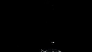 Su altında hava kabarcıkları. 1000 fps 'de yüksek hızlı bir kamerayla çekildi. Yüksek kaliteli FullHD görüntüler