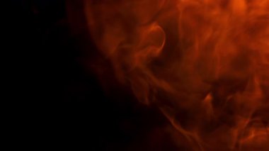 Siyah arka planda yangın ve alevler. 1000 fps 'de yüksek hızlı bir kamerayla çekildi. Yüksek kaliteli FullHD görüntüler