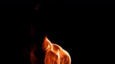 Siyah arka planda yangın ve alevler. 1000 fps 'de yüksek hızlı bir kamerayla çekildi. Yüksek kaliteli FullHD görüntüler