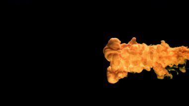 Siyah arka planda, sudaki turuncu mürekkep. 1000 fps 'de yüksek hızlı bir kamerayla çekildi. Yüksek kaliteli FullHD görüntüler