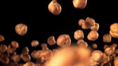 Nohut uçar ve düşer. 1000 fps 'de yüksek hızlı bir kamerayla çekildi. Yüksek kaliteli FullHD görüntüler