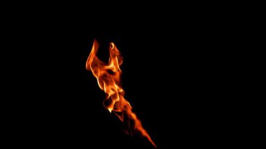 Siyah arka planda parlak ateş dilleri. 1000 fps 'de yüksek hızlı bir kamerayla çekildi. Yüksek kaliteli FullHD görüntüler