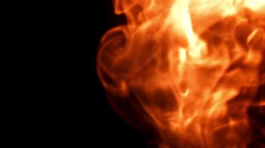 Siyah arka planda yangın ve alevler. 1000 fps 'de yüksek hızlı bir kamerayla çekildi. Yüksek kaliteli FullHD görüntüler