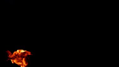 Siyah arka planda yangın ve alevler. 1000 fps 'de yüksek hızlı bir kamerayla çekildi. Yüksek kaliteli FullHD görüntüler