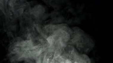 Siyah arka planda sigara içmek. 1000 fps 'de yüksek hızlı bir kamerayla çekildi. Yüksek kaliteli FullHD görüntüler