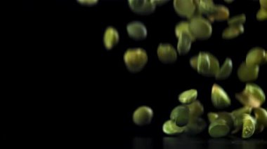 Yeşil bezelyeler masaya düşer. 1000 fps 'de yüksek hızlı bir kamerayla çekildi. Yüksek kaliteli FullHD görüntüler