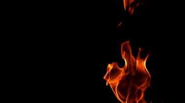 Siyah arka planda parlak ateş dilleri. 1000 fps 'de yüksek hızlı bir kamerayla çekildi. Yüksek kaliteli FullHD görüntüler