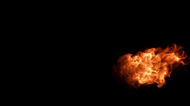 Siyah arka planda parlak ateş dilleri. 1000 fps 'de yüksek hızlı bir kamerayla çekildi. Yüksek kaliteli FullHD görüntüler