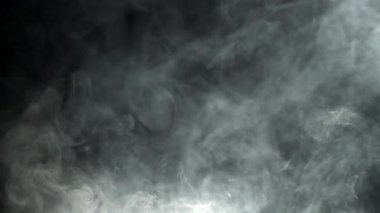 Siyah arka planda sigara içmek. 1000 fps 'de yüksek hızlı bir kamerayla çekildi. Yüksek kaliteli FullHD görüntüler