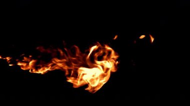 Siyah arka planda parlak ateş dilleri. 1000 fps 'de yüksek hızlı bir kamerayla çekildi. Yüksek kaliteli FullHD görüntüler